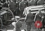 Standbild American unbekannten Soldaten geehrt in Frankreich und transportiert nach Amerika Frankreich, 1921, aus Sekunde 55 historischem Filmmaterial Videoclip 65675021987