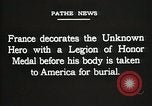 Standbild American unbekannten Soldaten geehrt in Frankreich und transportiert nach Amerika Frankreich, 1921, aus Sekunde 59 historischem Filmmaterial Videoclip 65675021987