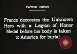 Standbild American unbekannten Soldaten geehrt in Frankreich und transportiert nach Amerika Frankreich, 1921, aus Sekunde 60 historischem Filmmaterial Videoclip 65675021987