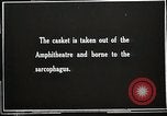 Standbild ersten Bestattung Zeremonie am Grab des Unbekannten Soldaten Arlington Virginia USA, 1921, aus Sekunde 7 historischem Filmmaterial Videoclip 65675021991
