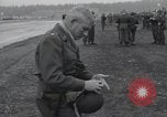 Immagine di Truppe della 44ma divisione di fanteria prendere parte in riprese di un filmato Fort Lewis Washington USA, 1954, secondo 49 filmato di repertorio 65675022005