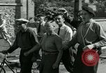Immagine di Donna collaboratore Parigi Francia, 1944, secondo 8 filmato di repertorio 65675022025