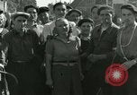 Immagine di Donna collaboratore Parigi Francia, 1944, secondo 18 filmato di repertorio 65675022025