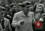 Immagine di Donne collaboratore Parigi Francia, 1944, secondo 30 filmato di repertorio 65675022027