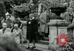 Immagine di Donne collaboratori Parigi Francia, 1944, secondo 13 filmato di repertorio 65675022028