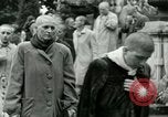 Immagine di Donne collaboratori Parigi Francia, 1944, secondo 16 filmato di repertorio 65675022028