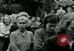 Immagine di Donne collaboratori Parigi Francia, 1944, secondo 27 filmato di repertorio 65675022028