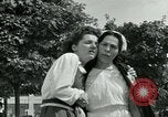 Immagine di Donne collaboratori Parigi Francia, 1944, secondo 52 filmato di repertorio 65675022028
