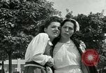Immagine di Donne collaboratori Parigi Francia, 1944, secondo 53 filmato di repertorio 65675022028