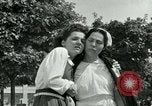 Immagine di Donne collaboratori Parigi Francia, 1944, secondo 54 filmato di repertorio 65675022028
