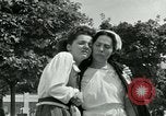 Immagine di Donne collaboratori Parigi Francia, 1944, secondo 55 filmato di repertorio 65675022028