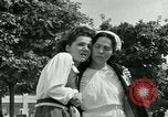 Immagine di Donne collaboratori Parigi Francia, 1944, secondo 56 filmato di repertorio 65675022028