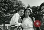 Immagine di Donne collaboratori Parigi Francia, 1944, secondo 57 filmato di repertorio 65675022028