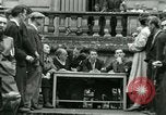 Immagine di Donne collaboratori Parigi Francia, 1944, secondo 23 filmato di repertorio 65675022029