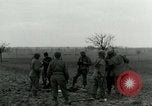 Standbild Elemente der US-Armee 7 Förderung durch Frankreich in Zweiten Weltkrieg Surbourg Elsass Frankreich, 1945, aus Sekunde 24 historischem Filmmaterial Videoclip 65675022037