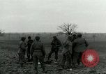 Standbild Elemente der US-Armee 7 Förderung durch Frankreich in Zweiten Weltkrieg Surbourg Elsass Frankreich, 1945, aus Sekunde 25 historischem Filmmaterial Videoclip 65675022037