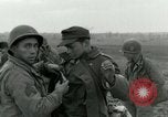 Standbild Elemente der US-Armee 7 Förderung durch Frankreich in Zweiten Weltkrieg Surbourg Elsass Frankreich, 1945, aus Sekunde 28 historischem Filmmaterial Videoclip 65675022037