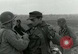 Standbild Elemente der US-Armee 7 Förderung durch Frankreich in Zweiten Weltkrieg Surbourg Elsass Frankreich, 1945, aus Sekunde 31 historischem Filmmaterial Videoclip 65675022037