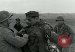 Standbild Elemente der US-Armee 7 Förderung durch Frankreich in Zweiten Weltkrieg Surbourg Elsass Frankreich, 1945, aus Sekunde 32 historischem Filmmaterial Videoclip 65675022037