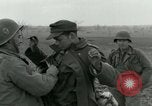 Standbild Elemente der US-Armee 7 Förderung durch Frankreich in Zweiten Weltkrieg Surbourg Elsass Frankreich, 1945, aus Sekunde 33 historischem Filmmaterial Videoclip 65675022037