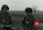 Standbild Elemente der US-Armee 7 Förderung durch Frankreich in Zweiten Weltkrieg Surbourg Elsass Frankreich, 1945, aus Sekunde 40 historischem Filmmaterial Videoclip 65675022037
