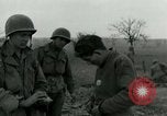 Standbild Elemente der US-Armee 7 Förderung durch Frankreich in Zweiten Weltkrieg Surbourg Elsass Frankreich, 1945, aus Sekunde 41 historischem Filmmaterial Videoclip 65675022037