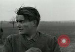 Standbild Elemente der US-Armee 7 Förderung durch Frankreich in Zweiten Weltkrieg Surbourg Elsass Frankreich, 1945, aus Sekunde 43 historischem Filmmaterial Videoclip 65675022037