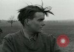 Standbild Elemente der US-Armee 7 Förderung durch Frankreich in Zweiten Weltkrieg Surbourg Elsass Frankreich, 1945, aus Sekunde 44 historischem Filmmaterial Videoclip 65675022037