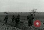 Standbild Elemente der US-Armee 7 Förderung durch Frankreich in Zweiten Weltkrieg Surbourg Elsass Frankreich, 1945, aus Sekunde 48 historischem Filmmaterial Videoclip 65675022037