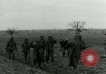 Standbild Elemente der US-Armee 7 Förderung durch Frankreich in Zweiten Weltkrieg Surbourg Elsass Frankreich, 1945, aus Sekunde 49 historischem Filmmaterial Videoclip 65675022037