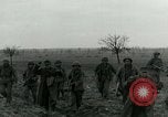 Standbild Elemente der US-Armee 7 Förderung durch Frankreich in Zweiten Weltkrieg Surbourg Elsass Frankreich, 1945, aus Sekunde 51 historischem Filmmaterial Videoclip 65675022037