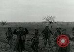 Standbild Elemente der US-Armee 7 Förderung durch Frankreich in Zweiten Weltkrieg Surbourg Elsass Frankreich, 1945, aus Sekunde 52 historischem Filmmaterial Videoclip 65675022037