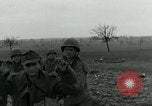 Standbild Elemente der US-Armee 7 Förderung durch Frankreich in Zweiten Weltkrieg Surbourg Elsass Frankreich, 1945, aus Sekunde 56 historischem Filmmaterial Videoclip 65675022037