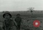 Standbild Elemente der US-Armee 7 Förderung durch Frankreich in Zweiten Weltkrieg Surbourg Elsass Frankreich, 1945, aus Sekunde 57 historischem Filmmaterial Videoclip 65675022037