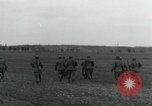 Standbild Elemente der US-Armee 7 Förderung durch Frankreich in Zweiten Weltkrieg Surbourg Elsass Frankreich, 1945, aus Sekunde 61 historischem Filmmaterial Videoclip 65675022037