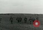 Standbild Elemente der US-Armee 7 Förderung durch Frankreich in Zweiten Weltkrieg Surbourg Elsass Frankreich, 1945, aus Sekunde 62 historischem Filmmaterial Videoclip 65675022037