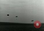 Standbild 17 Airborne Division Chalons Frankreich, 1945, aus Sekunde 23 historischem Filmmaterial Videoclip 65675022040