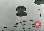 Standbild 17 Airborne Division Chalons Frankreich, 1945, aus Sekunde 28 historischem Filmmaterial Videoclip 65675022040