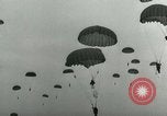 Standbild 17 Airborne Division Chalons Frankreich, 1945, aus Sekunde 29 historischem Filmmaterial Videoclip 65675022040