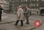 Standbild National Monument Amsterdam Niederlande, 1969, aus Sekunde 26 historischem Filmmaterial Videoclip 65675022087