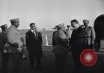 Immagine di Gen Ibrahim Abboud e Re Hussein I Il Cairo Egitto, 1955, secondo 8 filmato di repertorio 65675022135