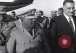 Immagine di Gen Ibrahim Abboud e Re Hussein I Il Cairo Egitto, 1955, secondo 15 filmato di repertorio 65675022135