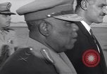 Immagine di Gen Ibrahim Abboud e Re Hussein I Il Cairo Egitto, 1955, secondo 17 filmato di repertorio 65675022135