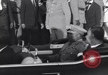 Immagine di Gen Ibrahim Abboud e Re Hussein I Il Cairo Egitto, 1955, secondo 58 filmato di repertorio 65675022135