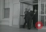 Standbild Präsident Dwight D Eisenhower und Senatoren Washington DC White House USA, 1954, aus Sekunde 13 historischem Filmmaterial Videoclip 65675022146
