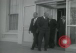 Standbild Präsident Dwight D Eisenhower und Senatoren Washington DC White House USA, 1954, aus Sekunde 14 historischem Filmmaterial Videoclip 65675022146
