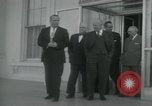 Standbild Präsident Dwight D Eisenhower und Senatoren Washington DC White House USA, 1954, aus Sekunde 16 historischem Filmmaterial Videoclip 65675022146