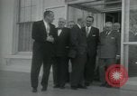 Standbild Präsident Dwight D Eisenhower und Senatoren Washington DC White House USA, 1954, aus Sekunde 17 historischem Filmmaterial Videoclip 65675022146