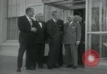 Standbild Präsident Dwight D Eisenhower und Senatoren Washington DC White House USA, 1954, aus Sekunde 19 historischem Filmmaterial Videoclip 65675022146
