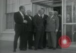 Standbild Präsident Dwight D Eisenhower und Senatoren Washington DC White House USA, 1954, aus Sekunde 20 historischem Filmmaterial Videoclip 65675022146